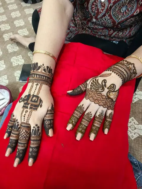 front hand mehndi design