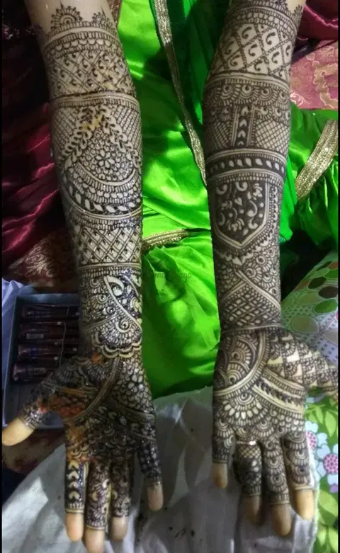 figure full hand mehndi design