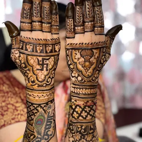 figure front hand mehndi design