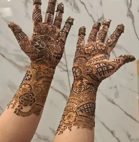 figure front hand mehndi design