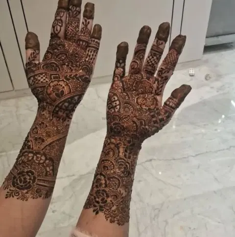 front hand mehndi design
