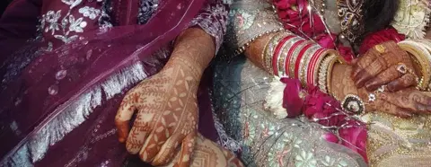 figure back hand mehndi design
