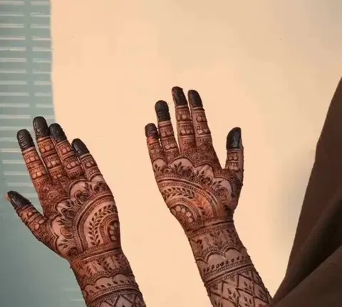 front hand mehndi design