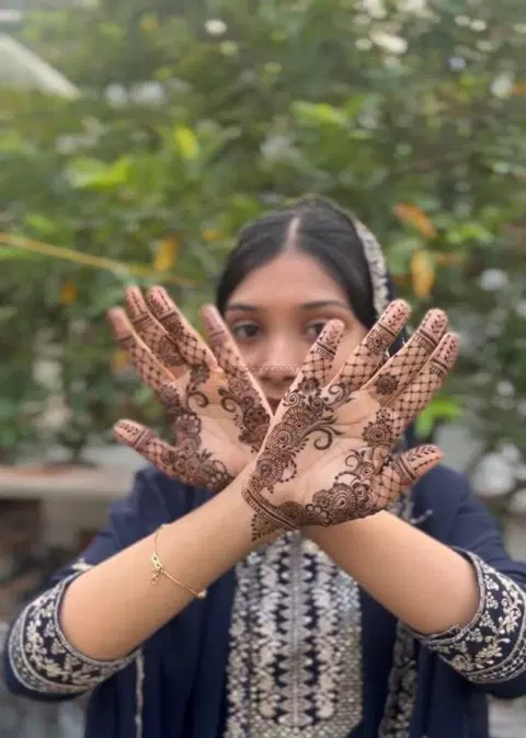 front hand mehndi design