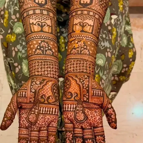 front hand mehndi design
