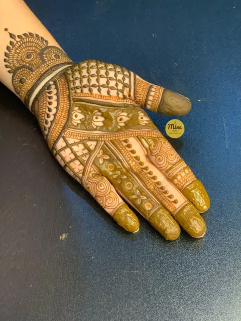 back hand mehndi design