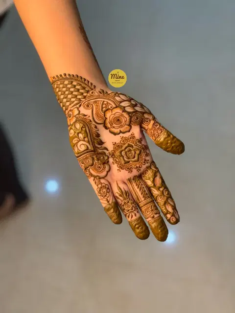 front hand mehndi design