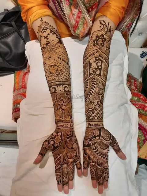figure front hand mehndi design