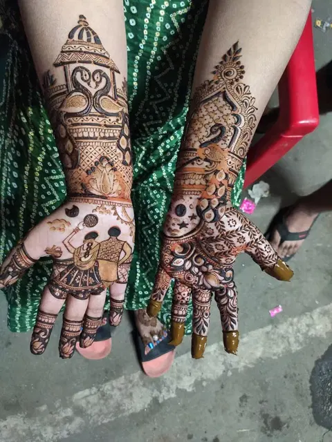 front hand mehndi design