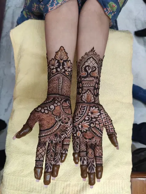 front hand mehndi design
