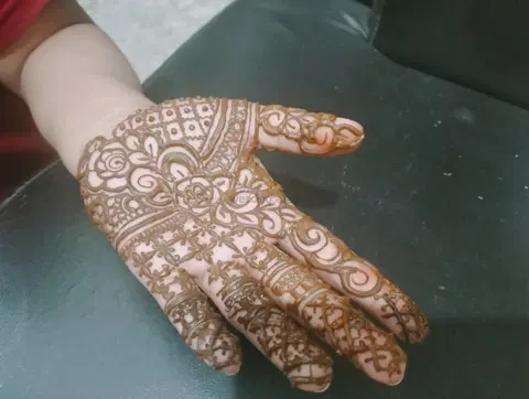 back hand mehndi design
