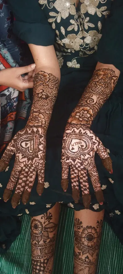 figure front hand mehndi design