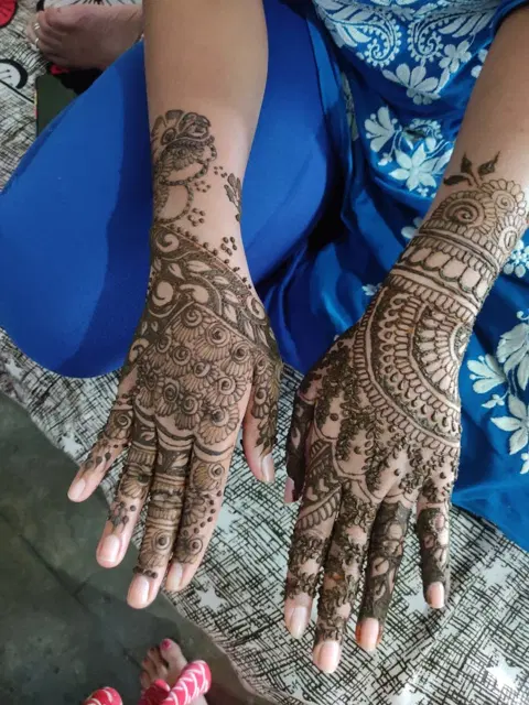 back hand mehndi design