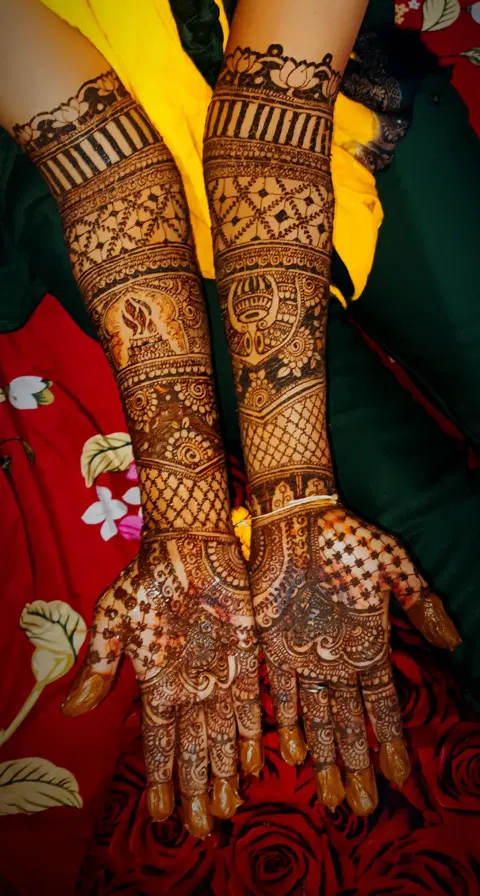 figure front hand mehndi design