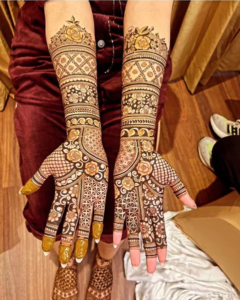 figure back hand mehndi design