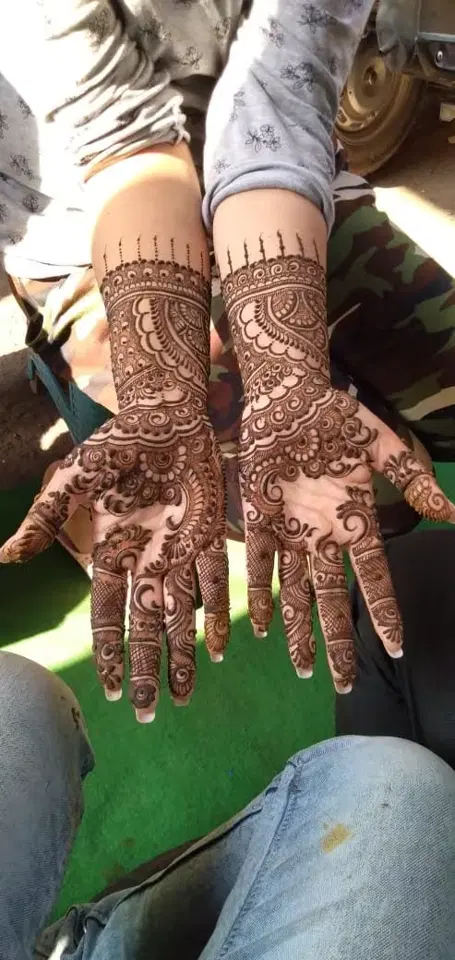 front hand mehndi design