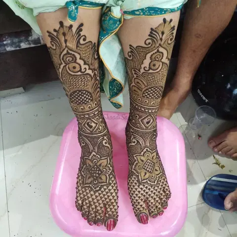 figure back hand mehndi design