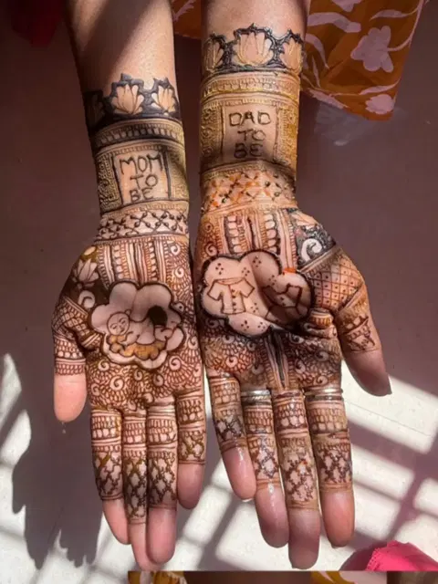 figure front hand mehndi design