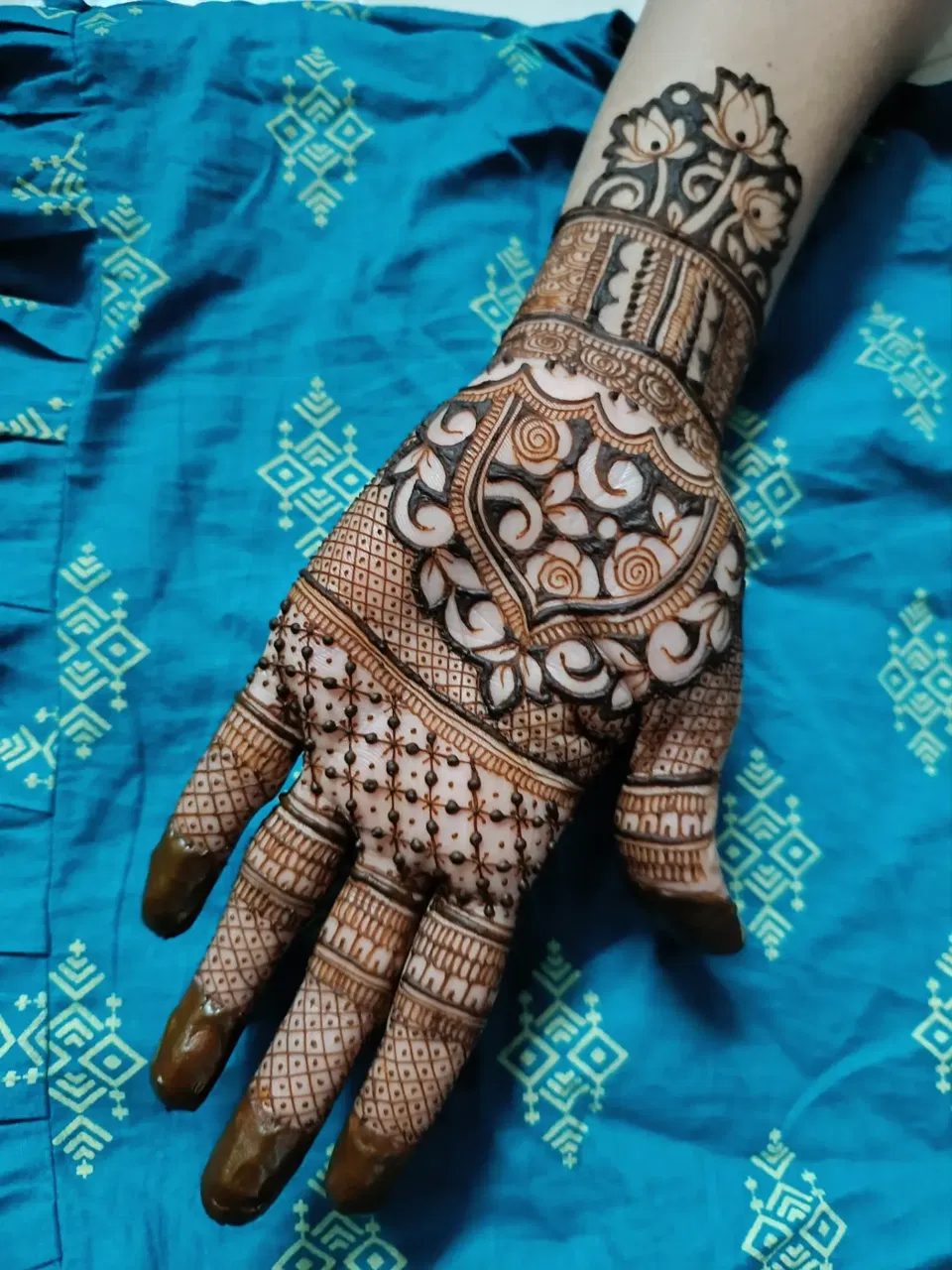 Back Hand Mehndi Design
