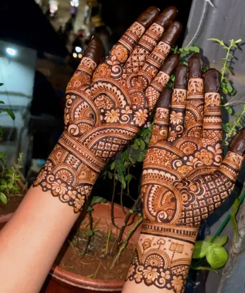 front hand mehndi design