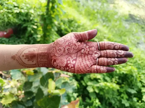 front hand mehndi design