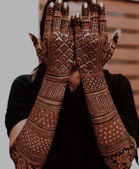 figure back hand mehndi design