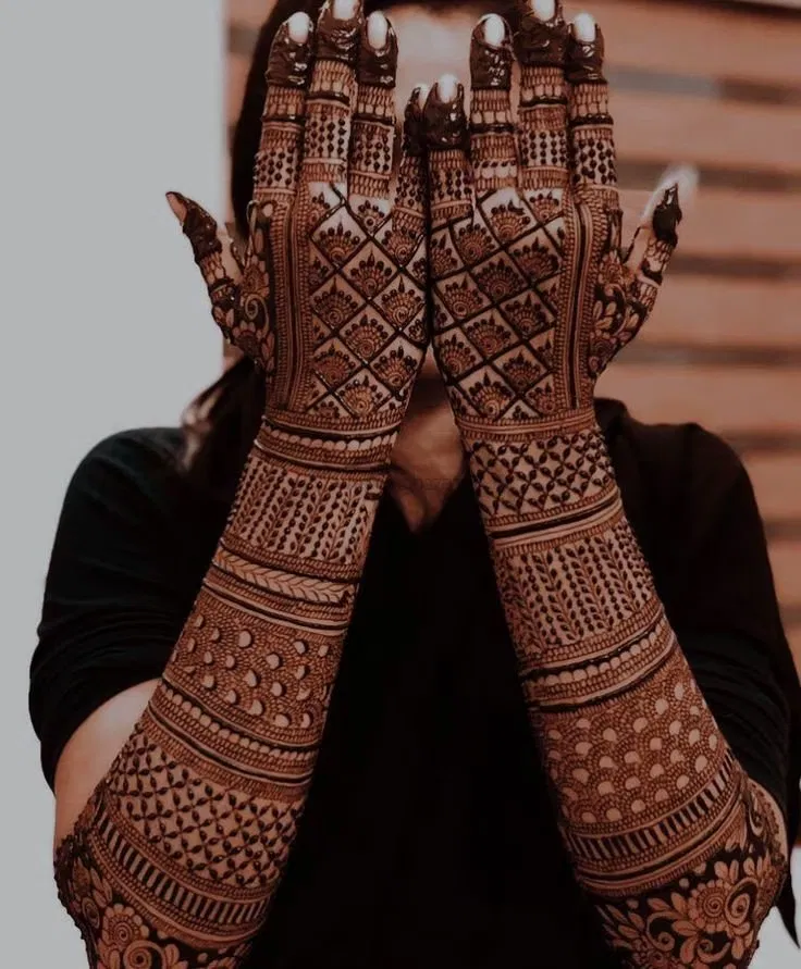 Back Hand Mehndi Design with Figures (3)