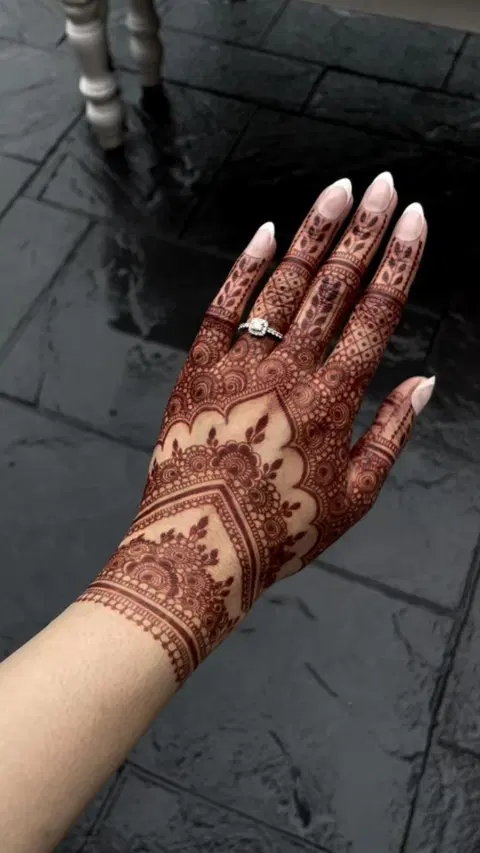 aesthetic arabic circle back hand mehndi design