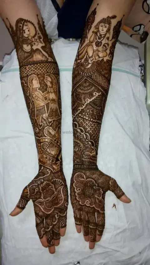 figure front hand mehndi design