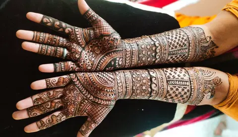front hand mehndi design
