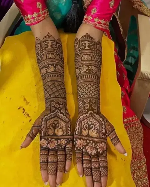 figure front hand mehndi design
