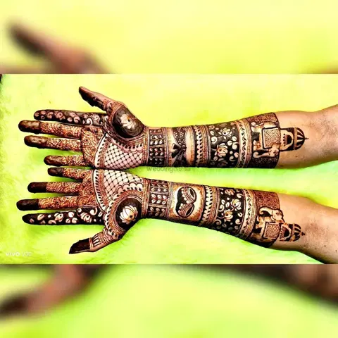 figure front hand mehndi design
