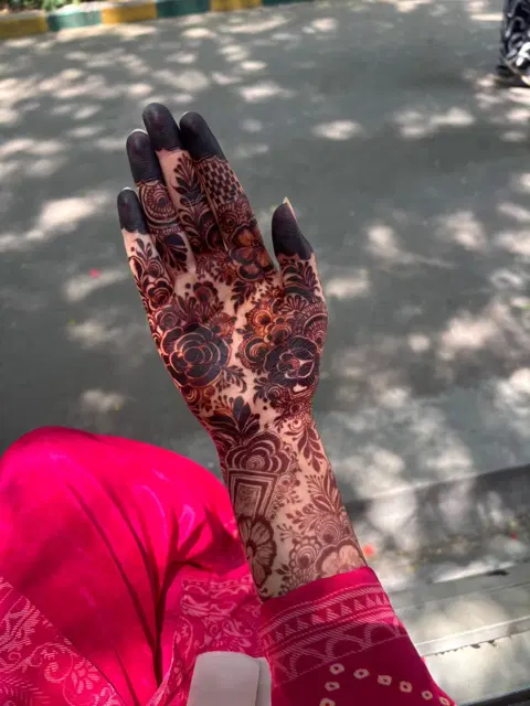 front hand mehndi design