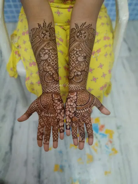 figure front hand mehndi design