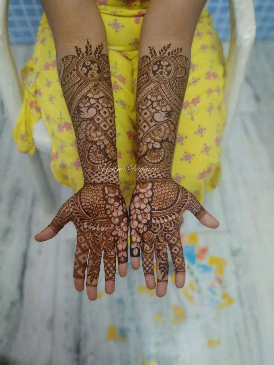 Front Hand Mehndi Design with Figures