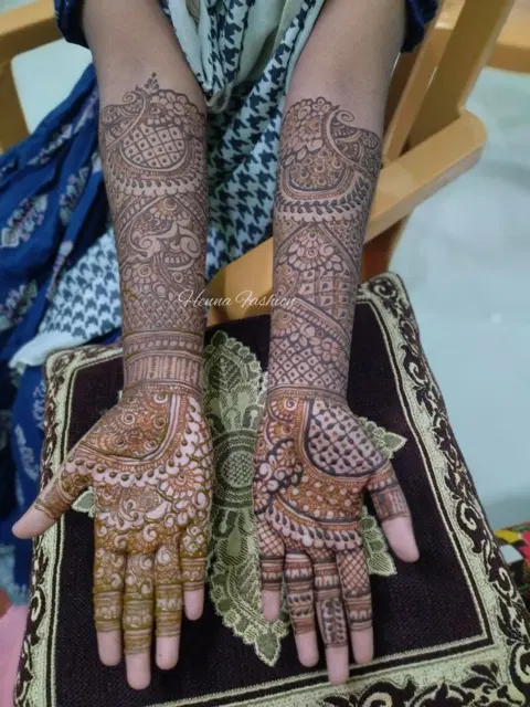 figure front hand mehndi design