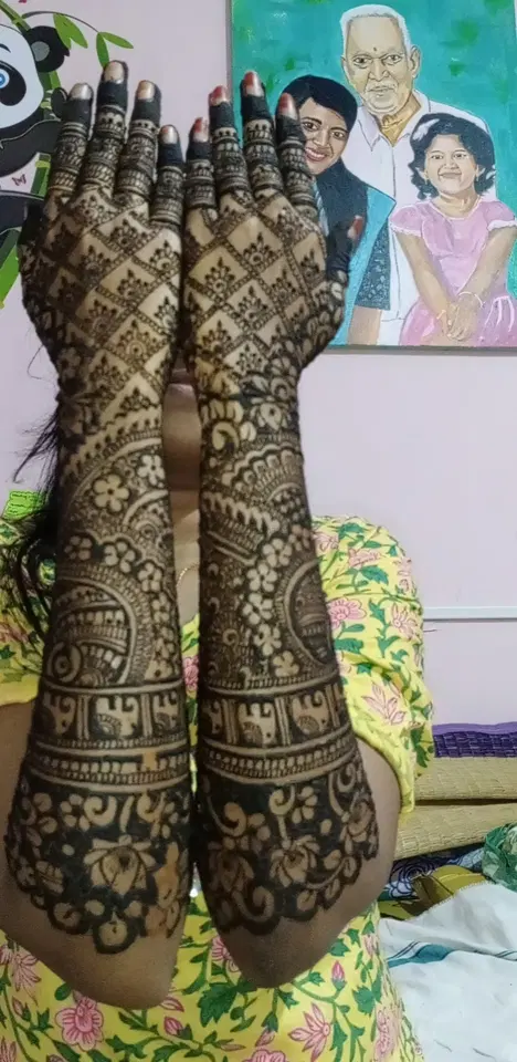 figure full hand mehndi design