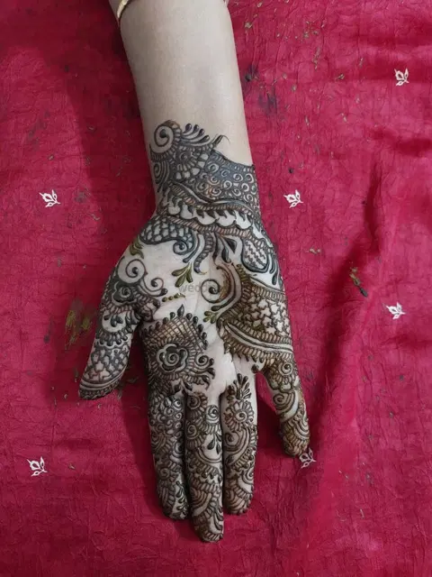 front hand mehndi design