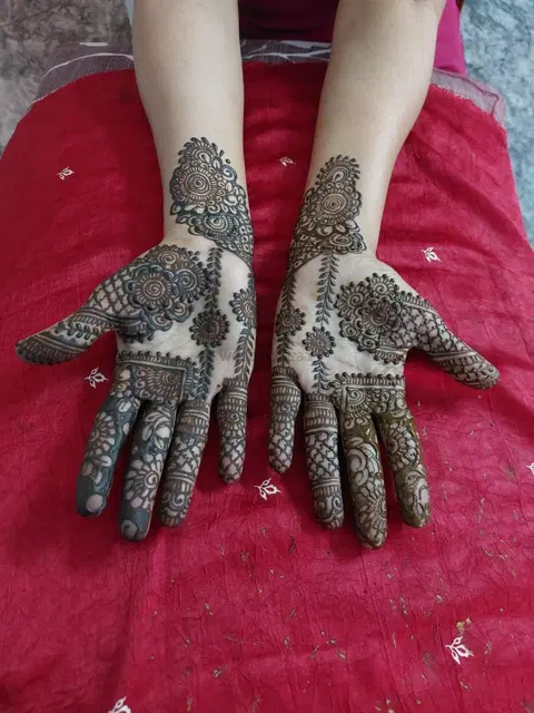 front hand mehndi design