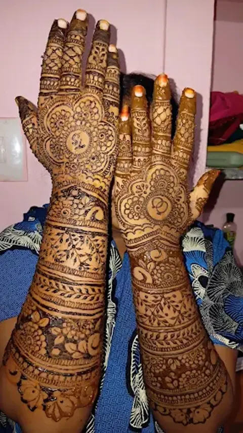 figure front hand mehndi design
