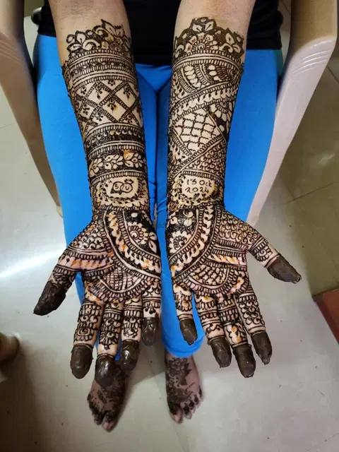 figure front hand mehndi design