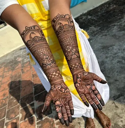 figure front hand mehndi design