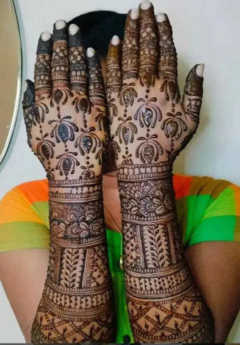 figure back hand mehndi design