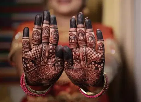 front hand mehndi design