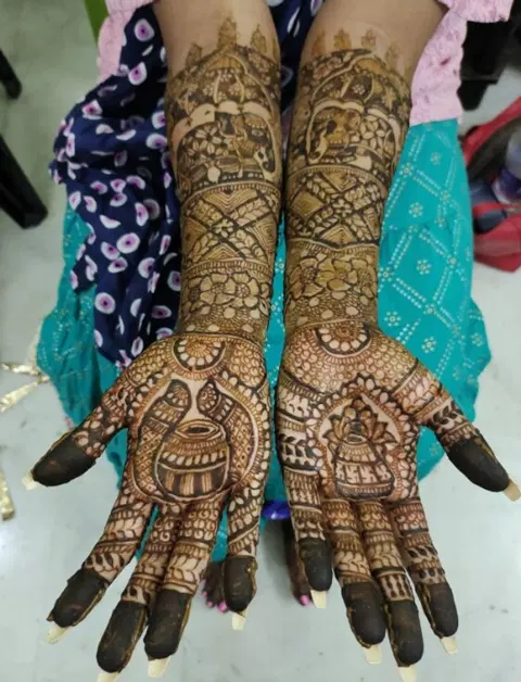 figure front hand mehndi design