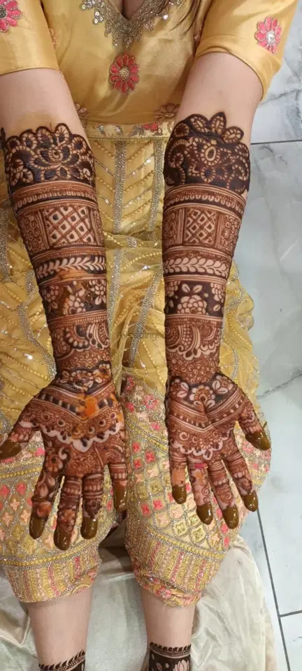 figure front hand mehndi design