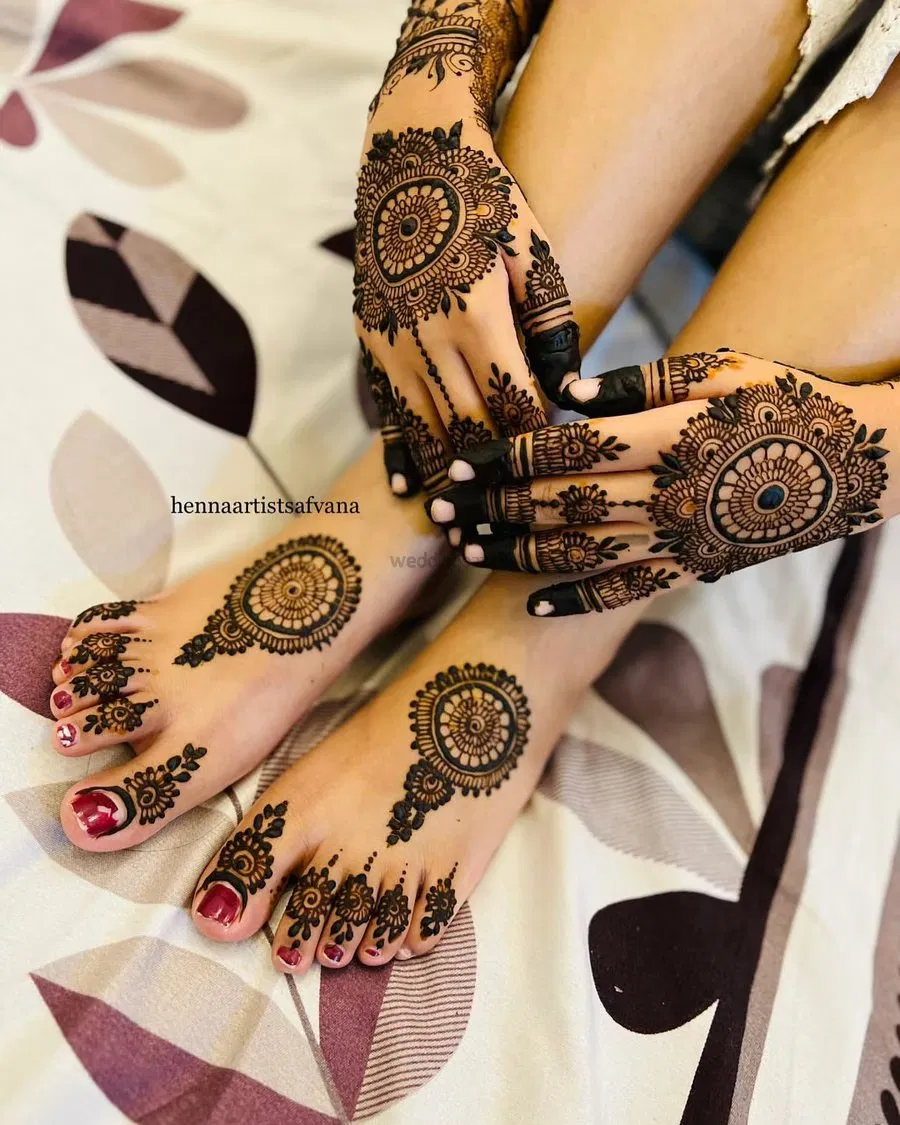 Front Hand Mehndi Design with Gol Tikki and Figures (4)