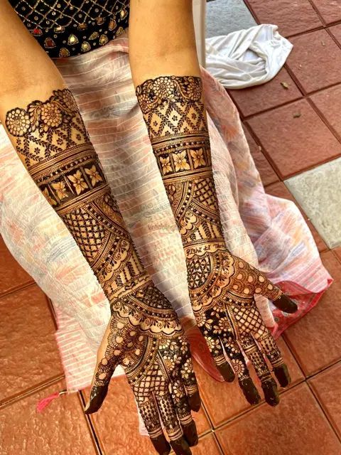 back hand mehndi design