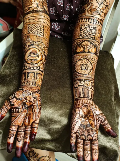figure front hand mehndi design