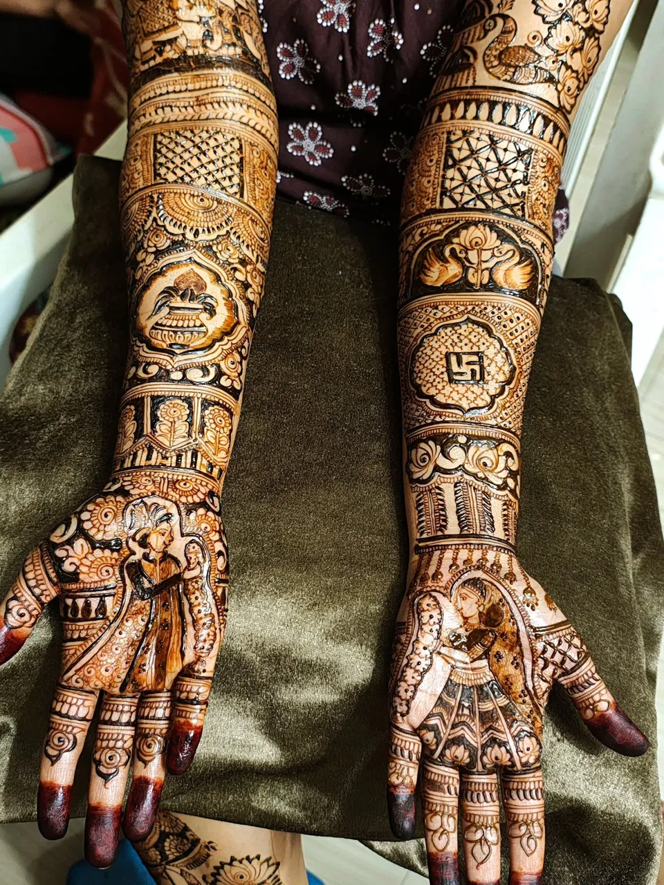 Front Hand Mehndi Design with Figures